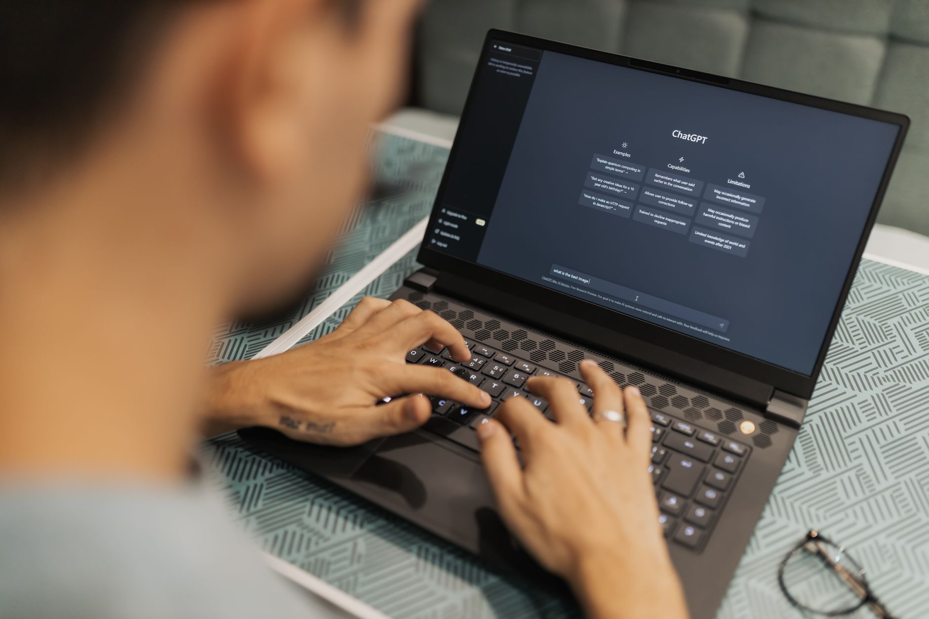 Agente de IA em notebook para produtividade Pessoa usando agente de IA em notebook para tarefas digitais