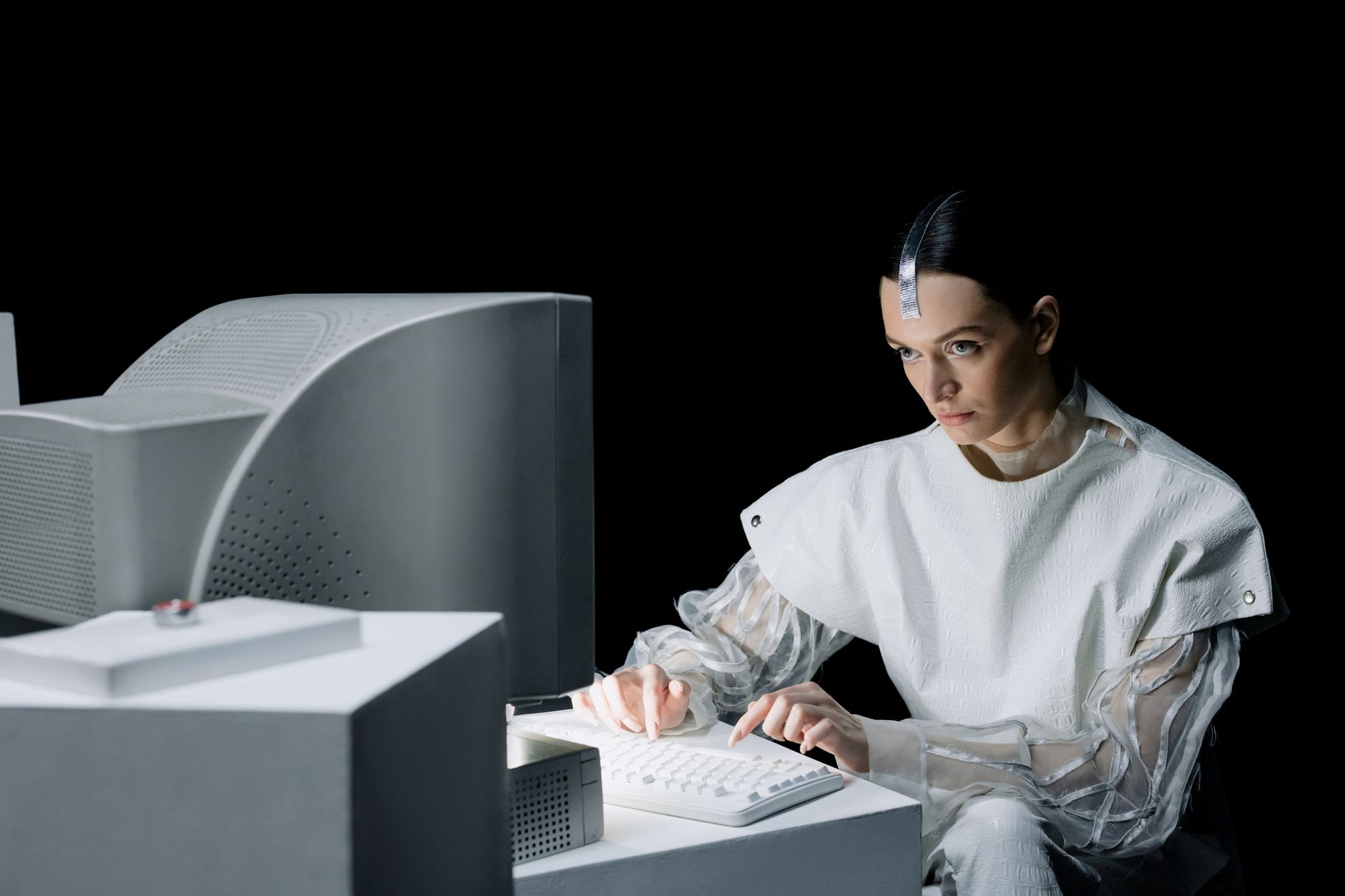 Agente de IA aplicado a tarefas de trabalho Usuária em computador representando agente de IA no trabalho
