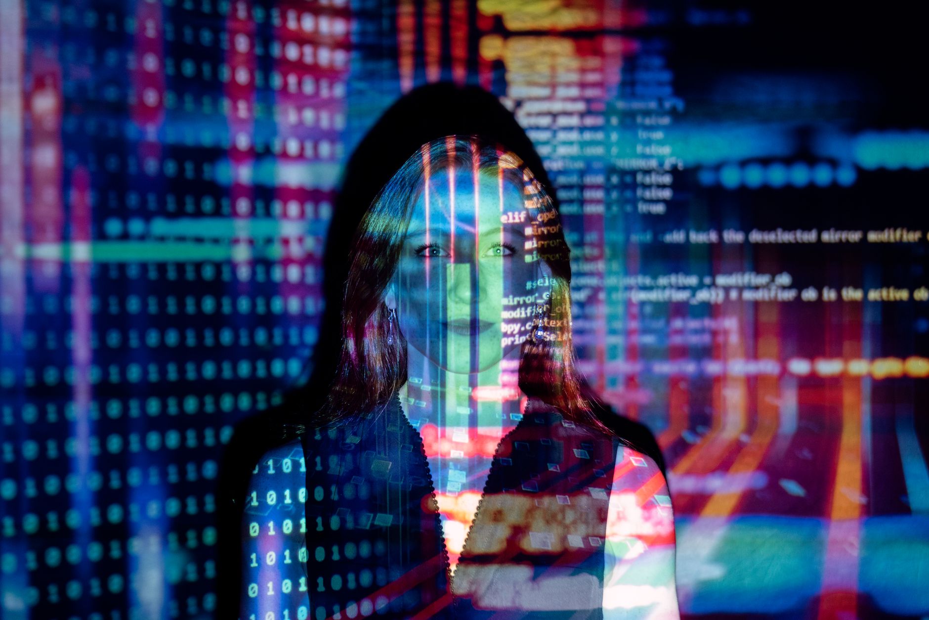 Agente de IA e código em ambiente digital Rosto com código projetado representando agente de IA