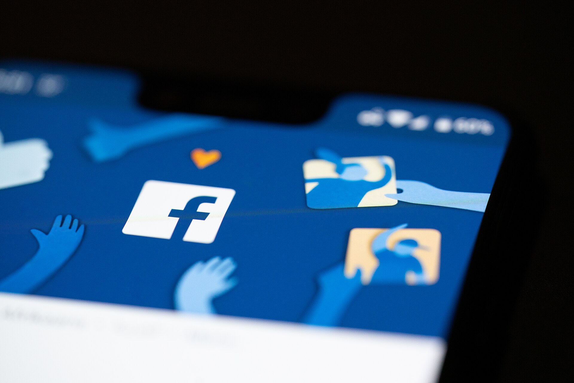 Aplicativo do Facebook no celular e algoritmo de recomendações algoritmo do Facebook exibido em aplicativo no celular
