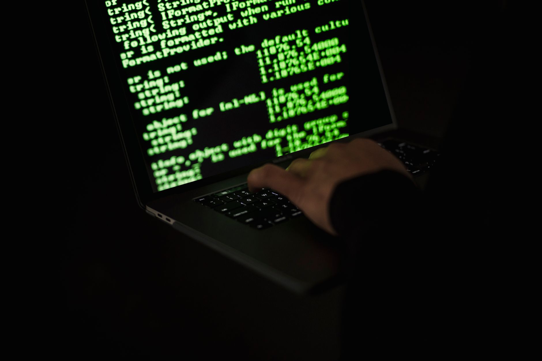 Profissional analisando códigos em computador protegido