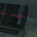 Notebook exibindo tema de segurança para ilustrar o antivírus Microsoft Linux
