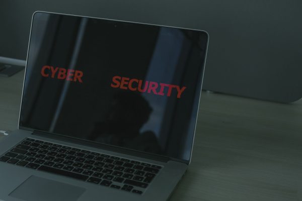 Notebook exibindo tema de segurança para ilustrar o antivírus Microsoft Linux