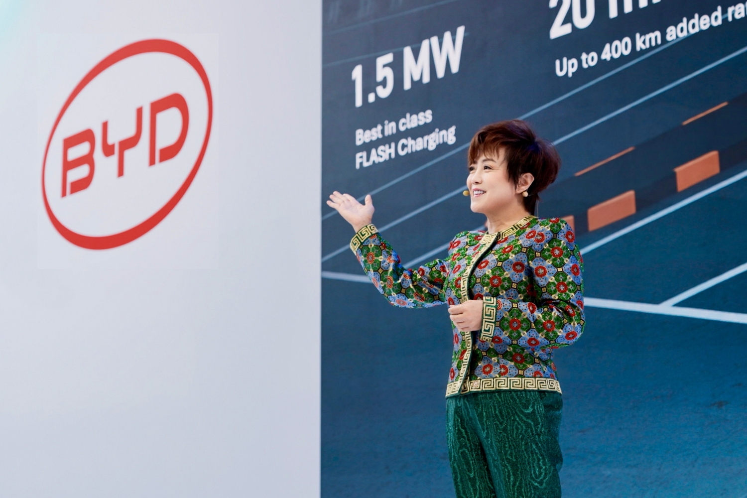 Stella Li apresenta ecossistema de caminhões BYD Stella Li apresenta tecnologia de recarga para caminhões elétricos BYD
