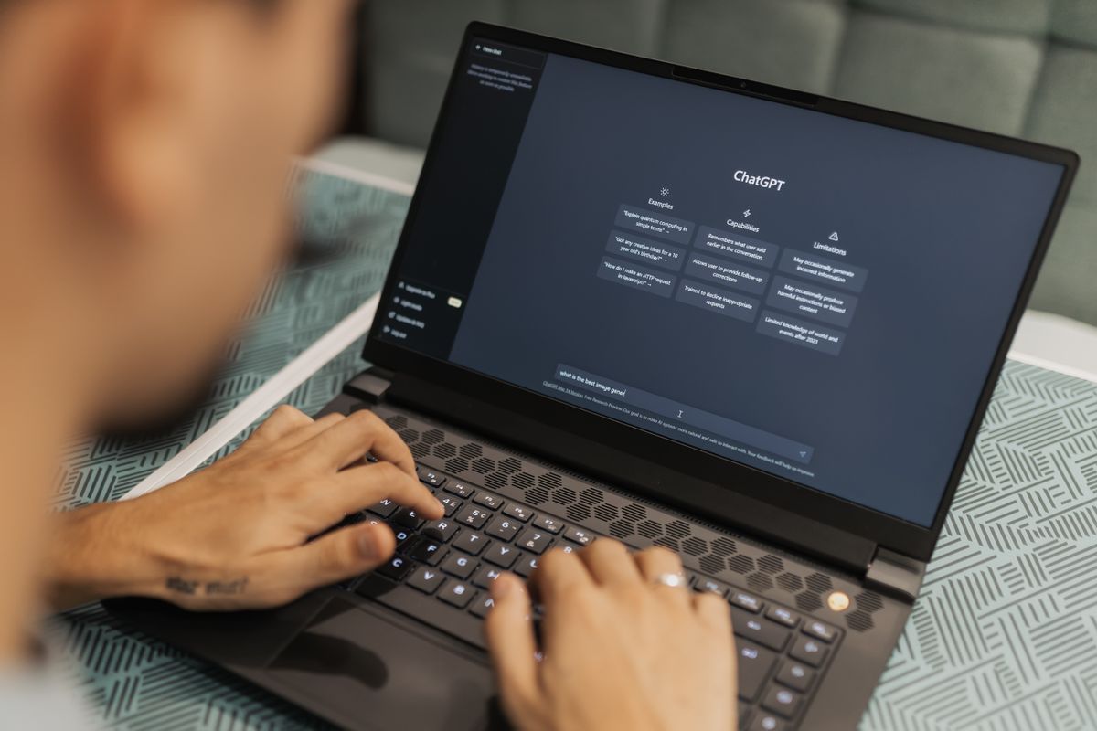 Permissões do ChatGPT app devem ser revisadas pelo usuário Usuário acompanha o ChatGPT app em um notebook antes de confirmar uma tarefa