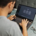 Homem usa o ChatGPT app em notebook com integração ao navegador Chrome Homem usa o ChatGPT app em notebook com integração ao navegador Chrome