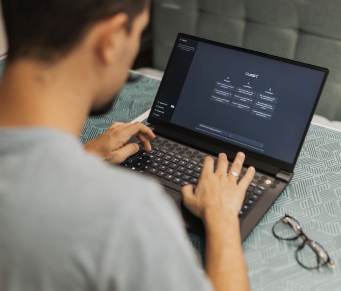 Homem usa o ChatGPT app em notebook com integração ao navegador Chrome Homem usa o ChatGPT app em notebook com integração ao navegador Chrome