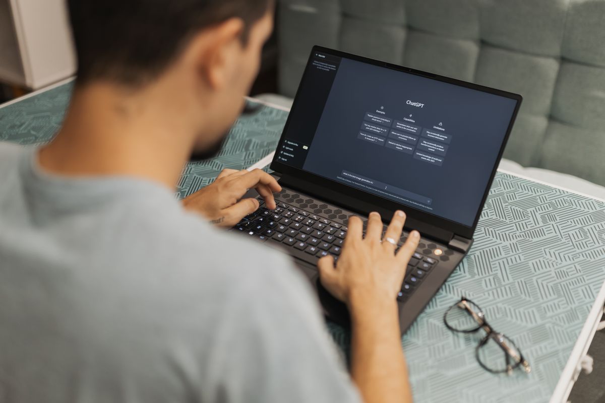 Homem usa o ChatGPT app em notebook com integração ao navegador Chrome Homem usa o ChatGPT app em notebook com integração ao navegador Chrome