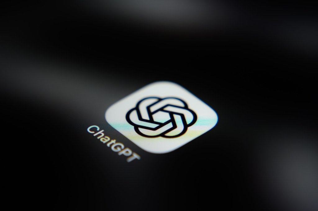 ícone do ChatGPT em celular sobre ChatGPT marca d'água