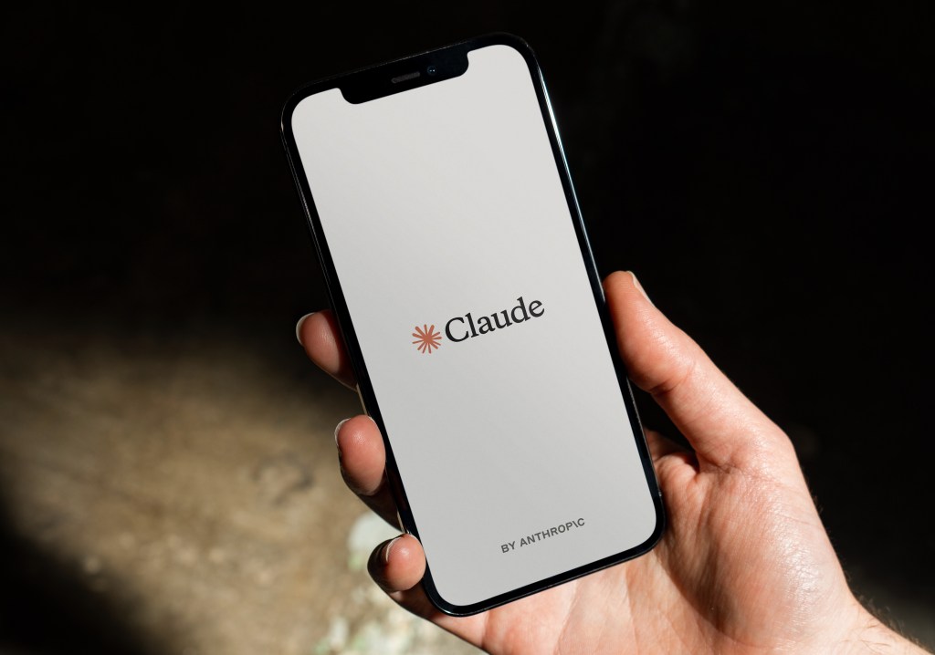 Aplicativo Claude AI em celular relacionado ao debate sobre Claude IA