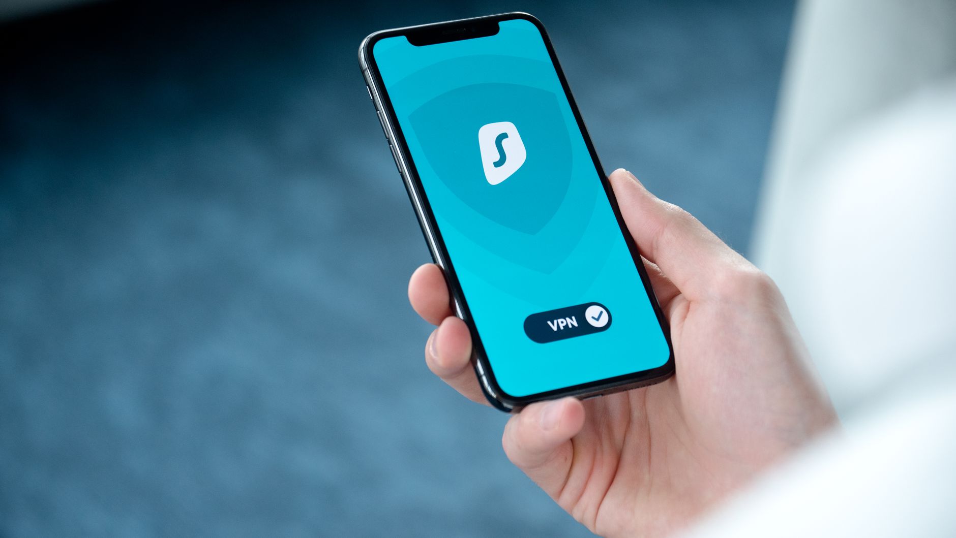 Pessoa ajusta a privacidade em um celular Android