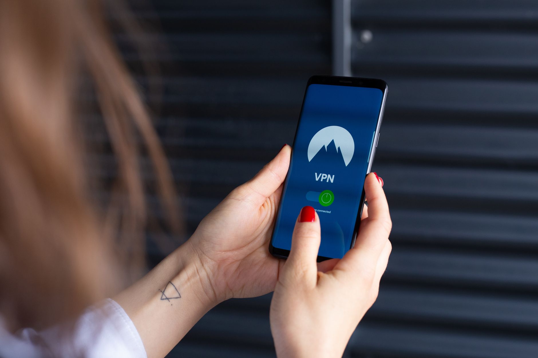 Usuária protege a navegação e os dados no smartphone