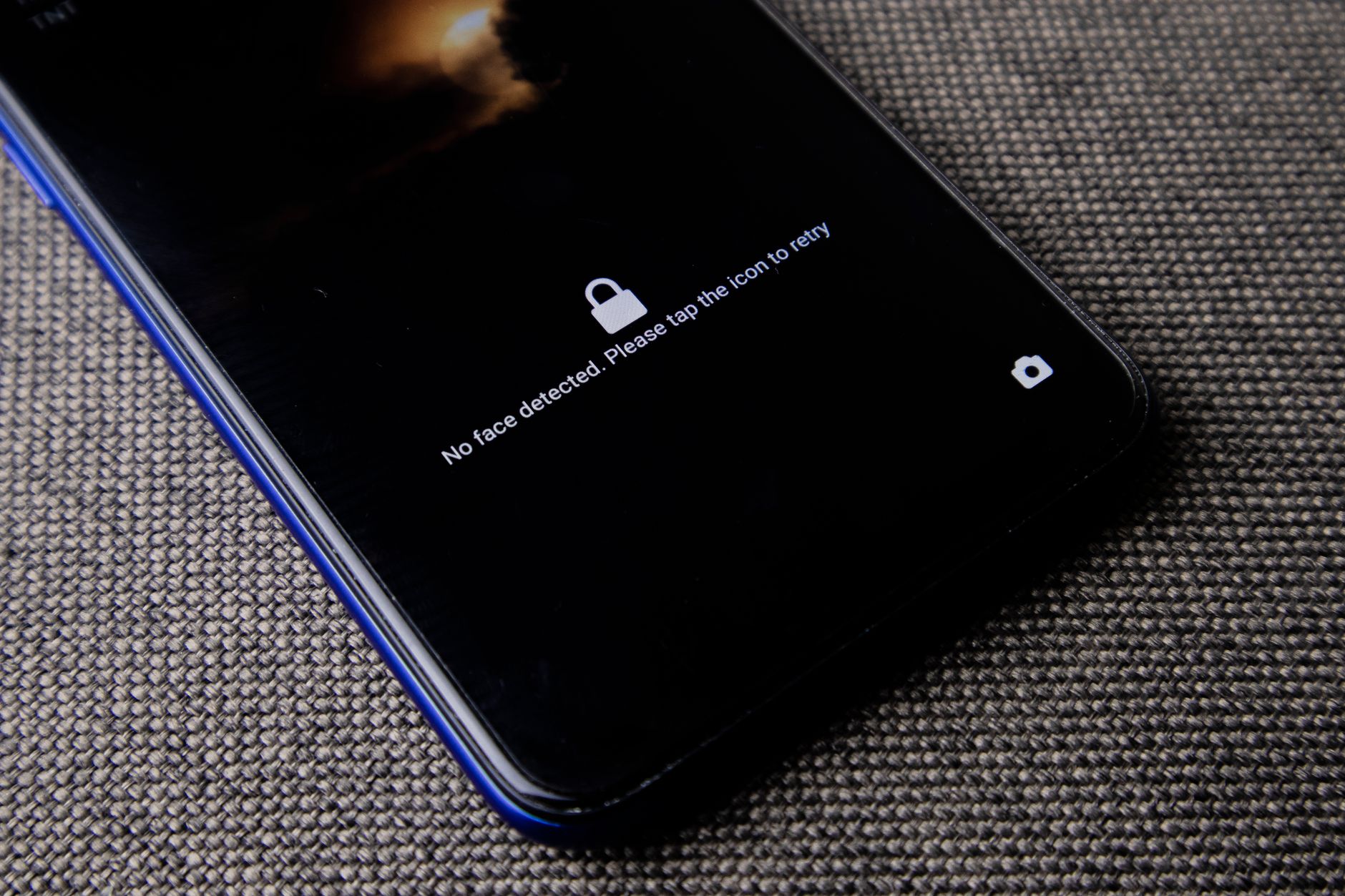 Smartphone com tela de bloqueio e recurso de reconhecimento
