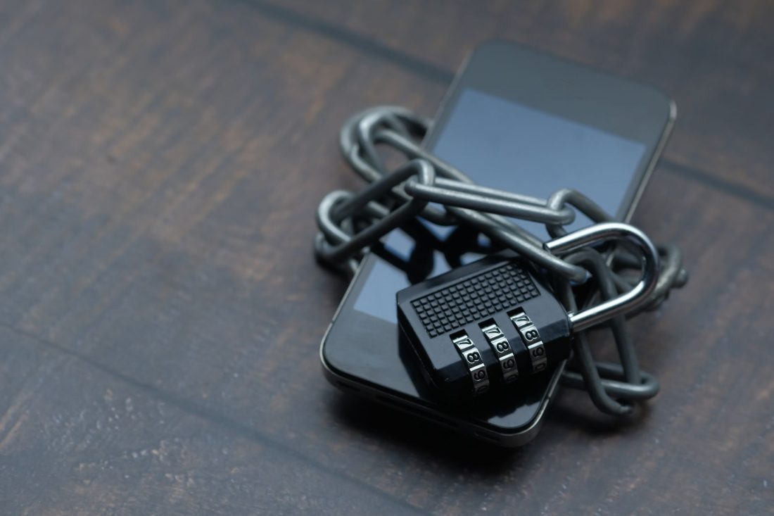Smartphone protegido por corrente e cadeado representa privacidade