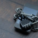 Smartphone protegido por corrente e cadeado representa privacidade