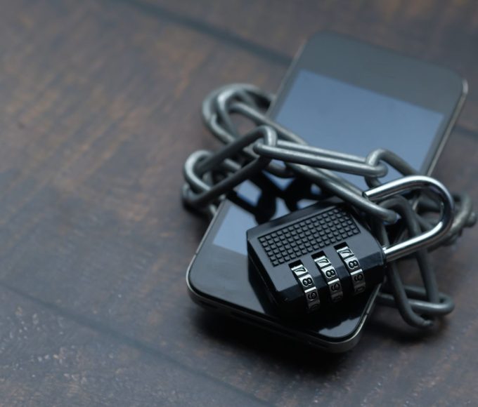 Smartphone protegido por corrente e cadeado representa privacidade