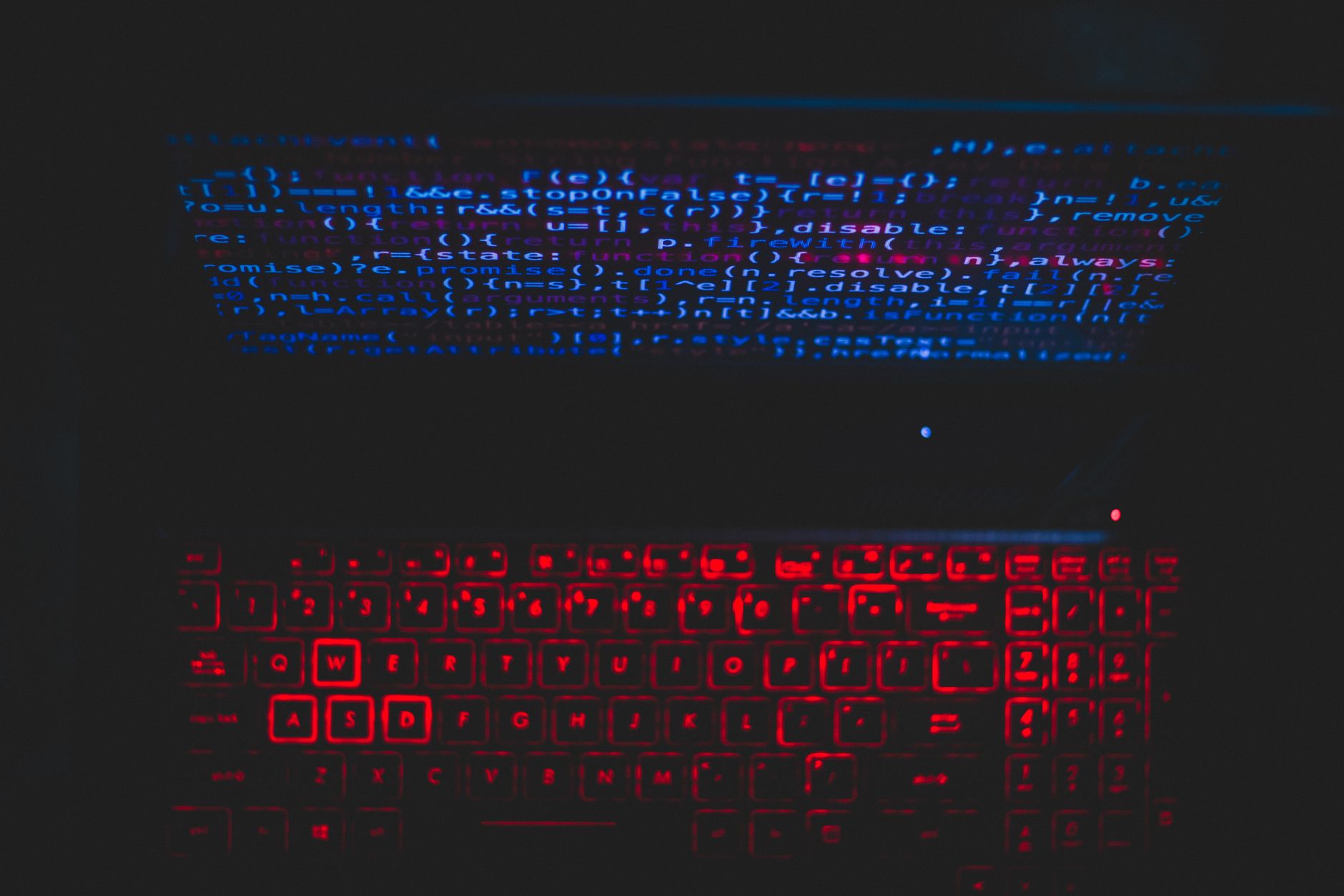 Computador com código representando uso avançado do Gemini 4 Argon
