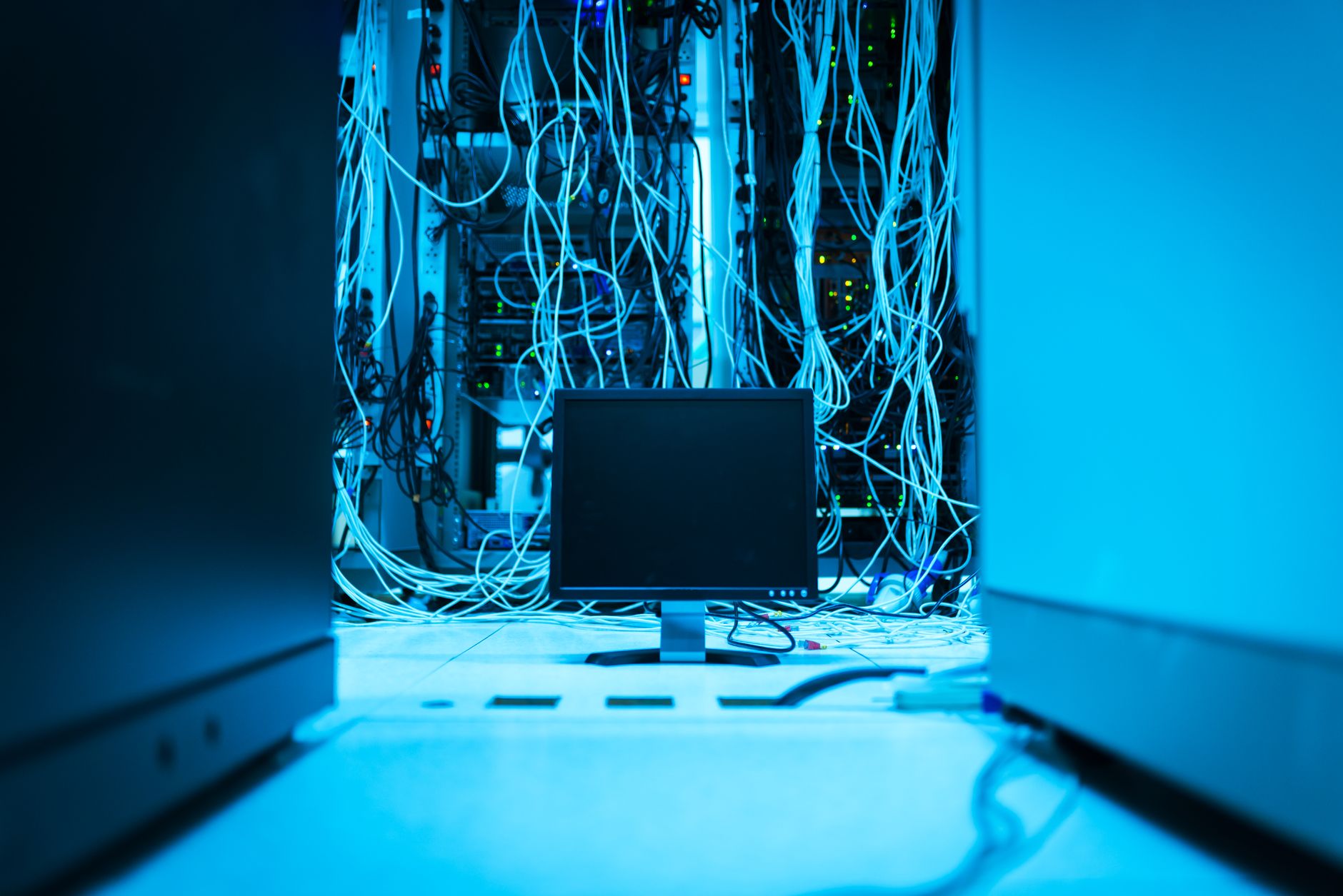 Infraestrutura conectada para o Granite Switch 4.1 Cabos e monitor em data center que executa modelos de inteligência artificial
