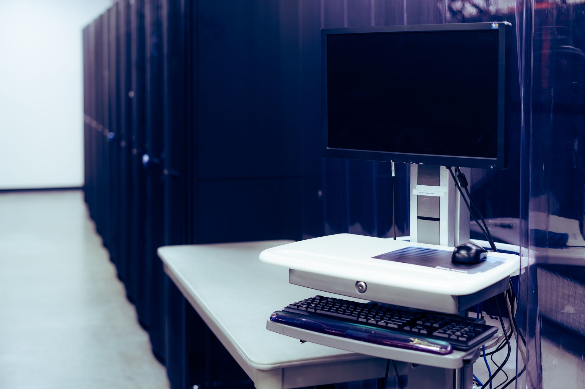 Computador e servidores para modelos modulares de IA Computador instalado ao lado de racks de servidores em data center