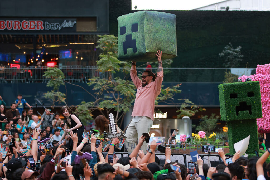 Ator Jason Momoa em divulgação de Minecraft ligada a jogos do Xbox em filmes
