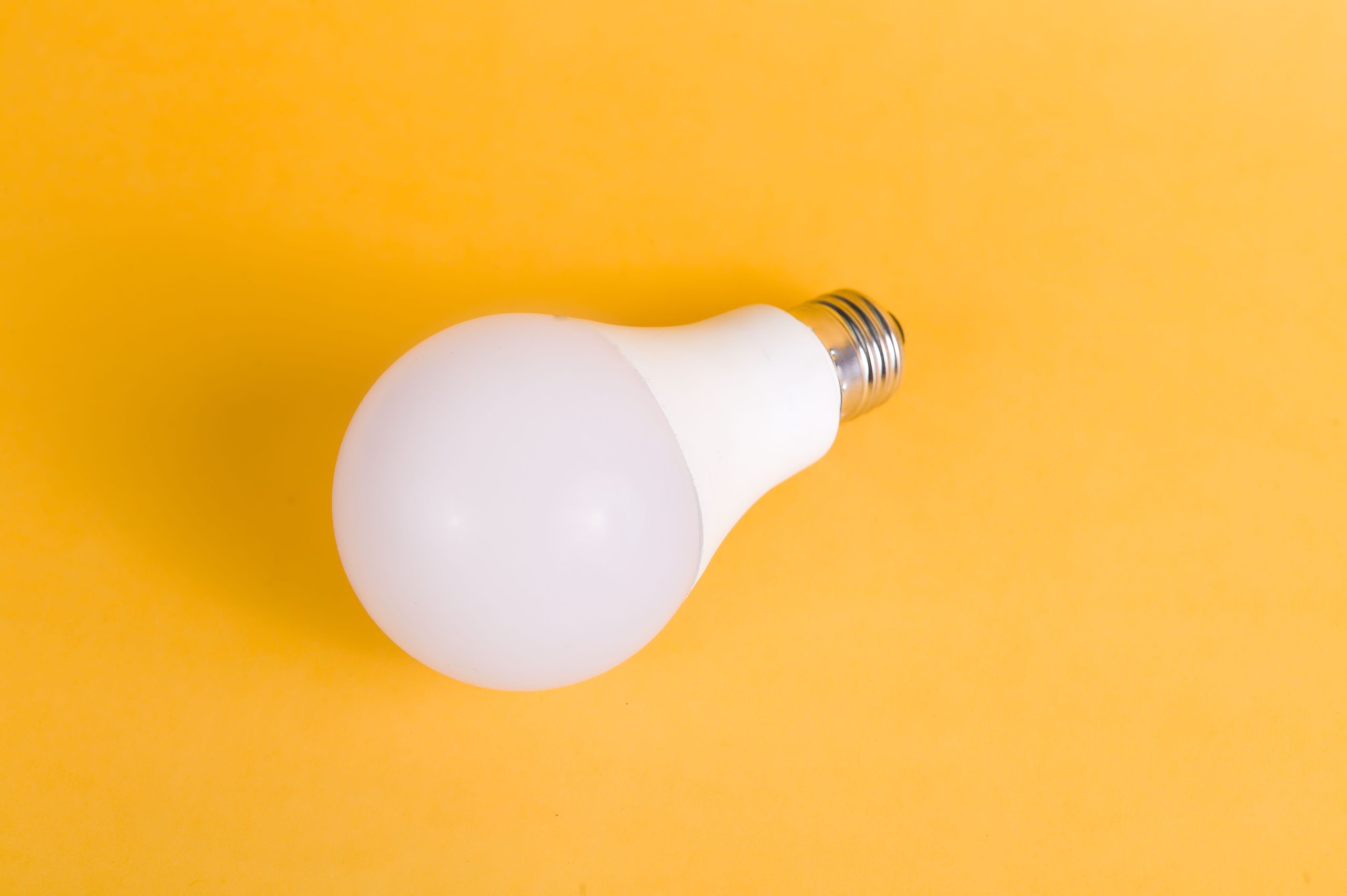 lâmpada inteligente LED em luminária moderna