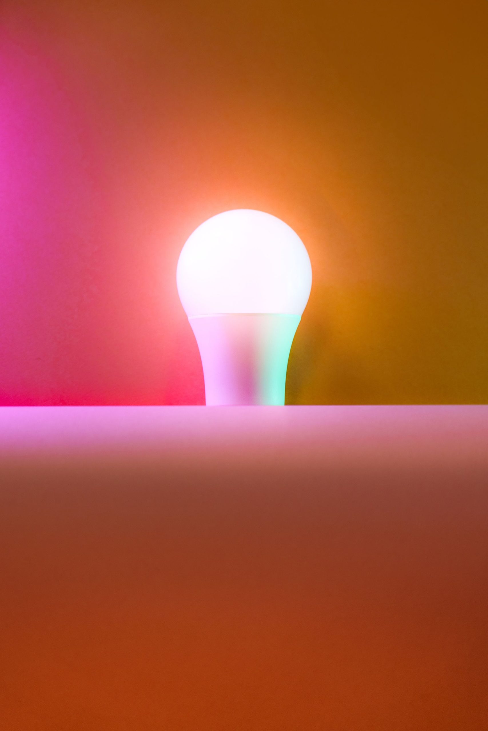 lâmpada inteligente com iluminação ambiente colorida