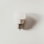 lâmpada inteligente iluminando sala com decoração moderna