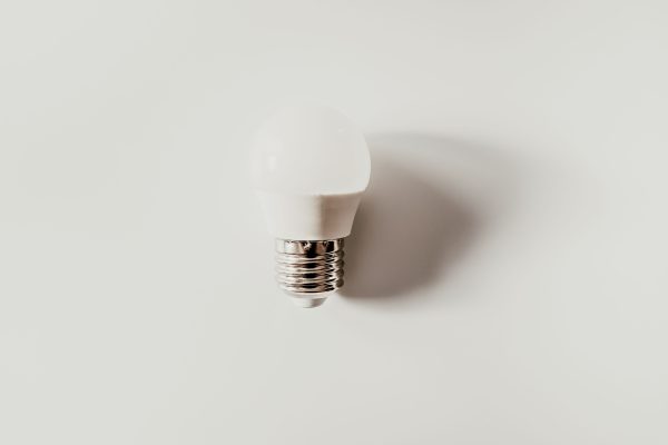 lâmpada inteligente iluminando sala com decoração moderna