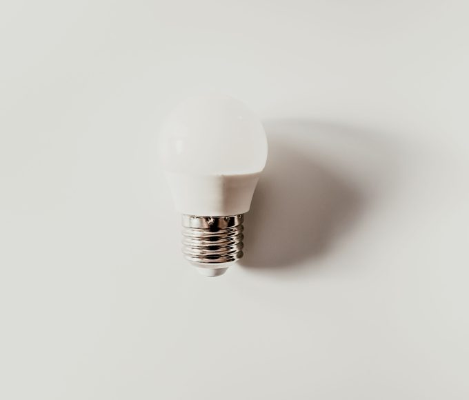 lâmpada inteligente iluminando sala com decoração moderna