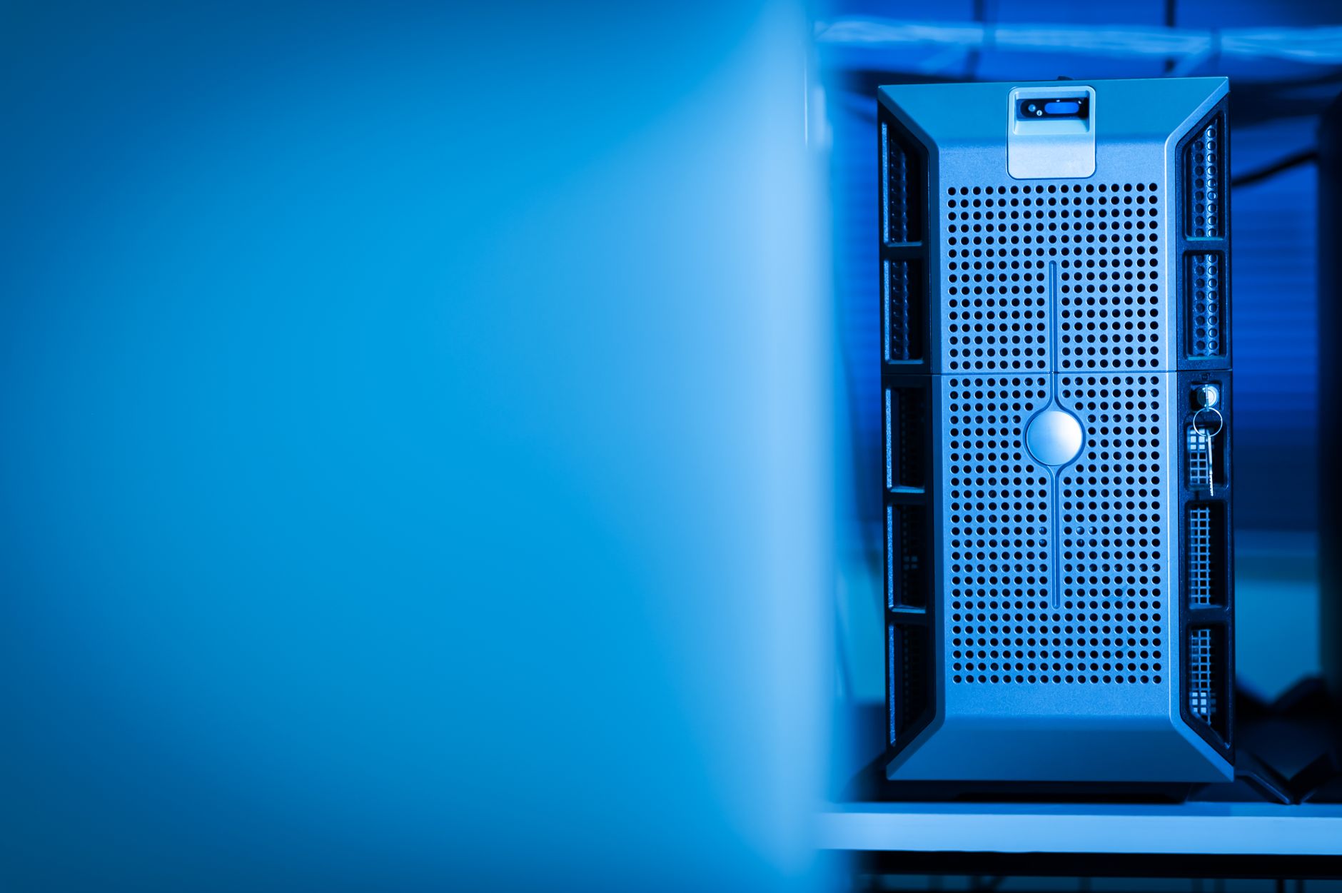 Servidor em sala de data center usado para inferência de inteligência artificial