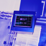 Chip Maia 300 Microsoft IA sobre fundo azul em imagem oficial