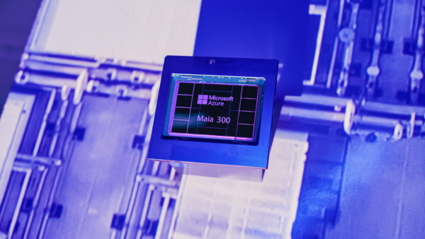 Chip Maia 300 Microsoft IA sobre fundo azul em imagem oficial