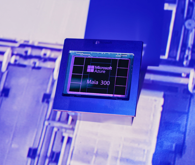 Chip Maia 300 Microsoft IA sobre fundo azul em imagem oficial