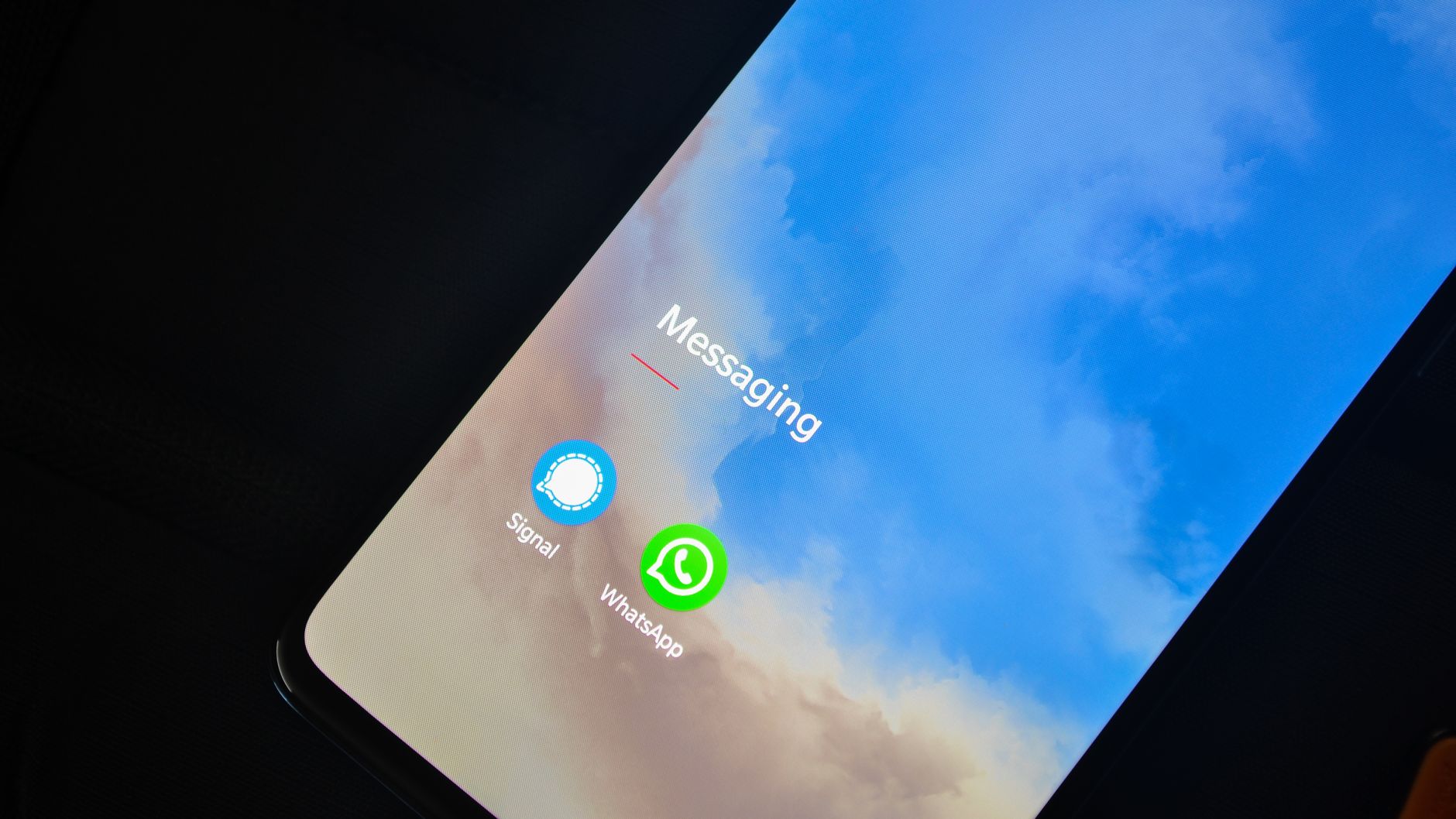 Celular com aplicativos de mensagens durante teste do navegador interno do WhatsApp