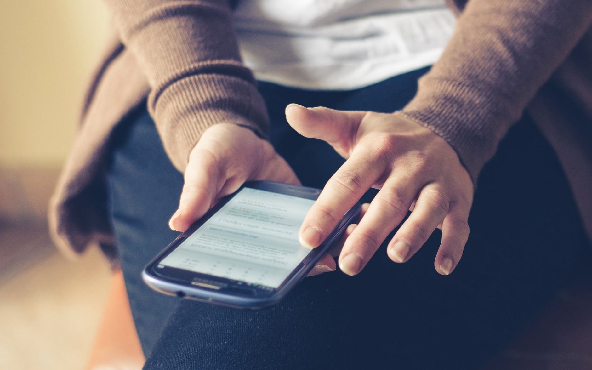 Pessoa navegando na internet pelo celular sem sair do aplicativo