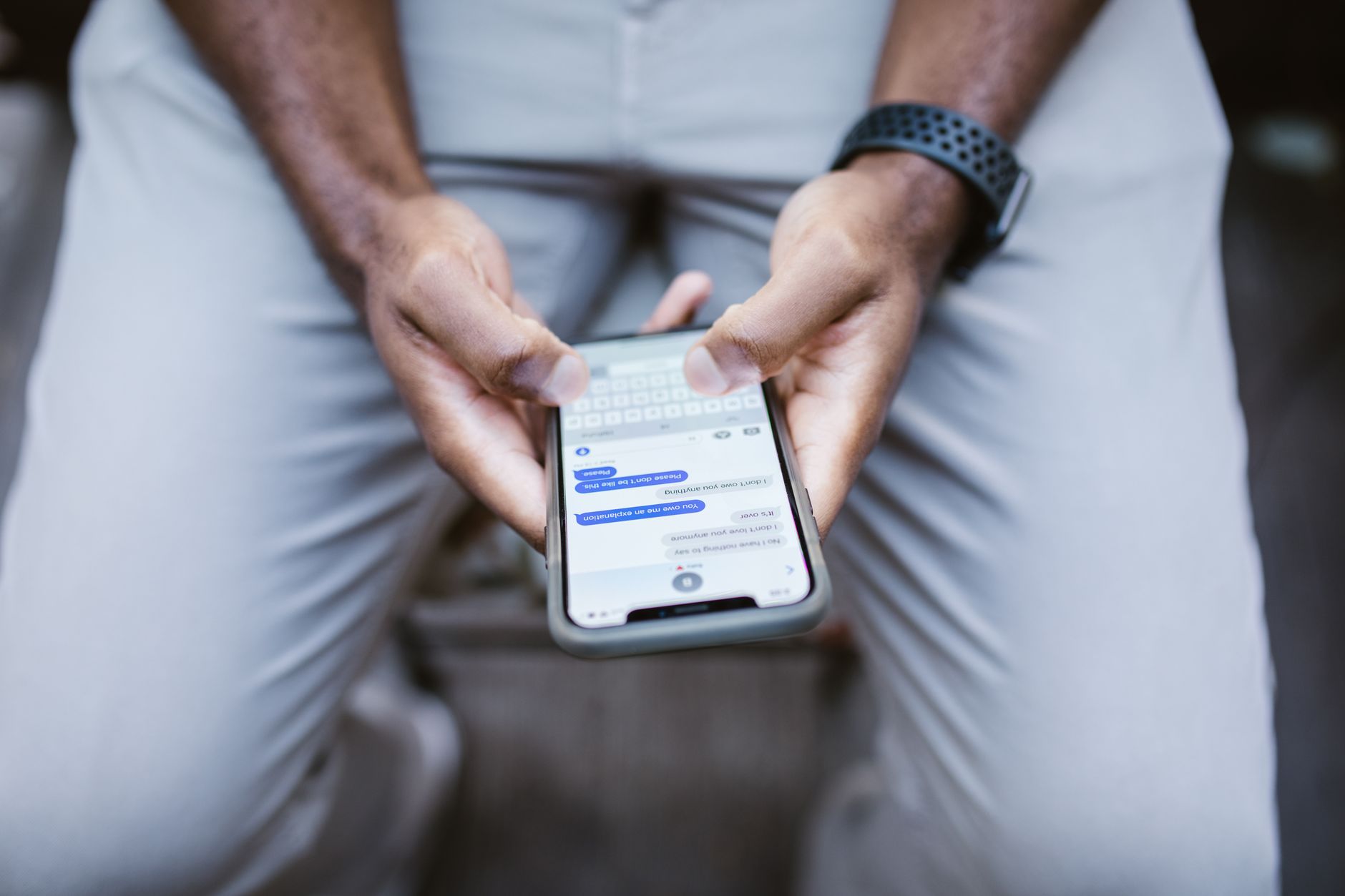 Usuário digitando no celular enquanto conversa em aplicativo de mensagens