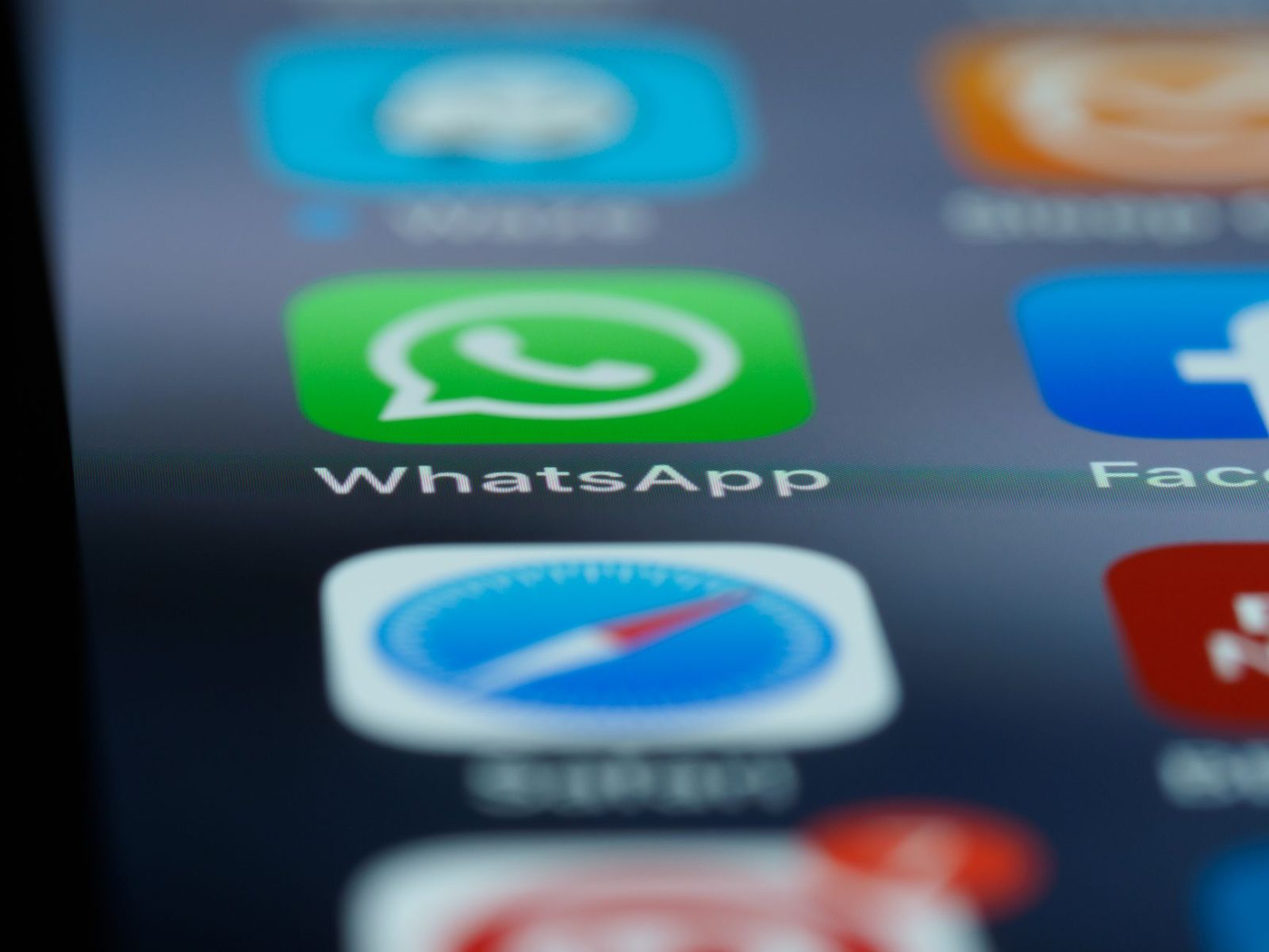 Tela de celular com WhatsApp e outros aplicativos antes do navegador interno