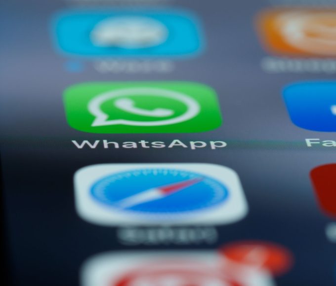 Tela de celular com WhatsApp e outros aplicativos antes do navegador interno