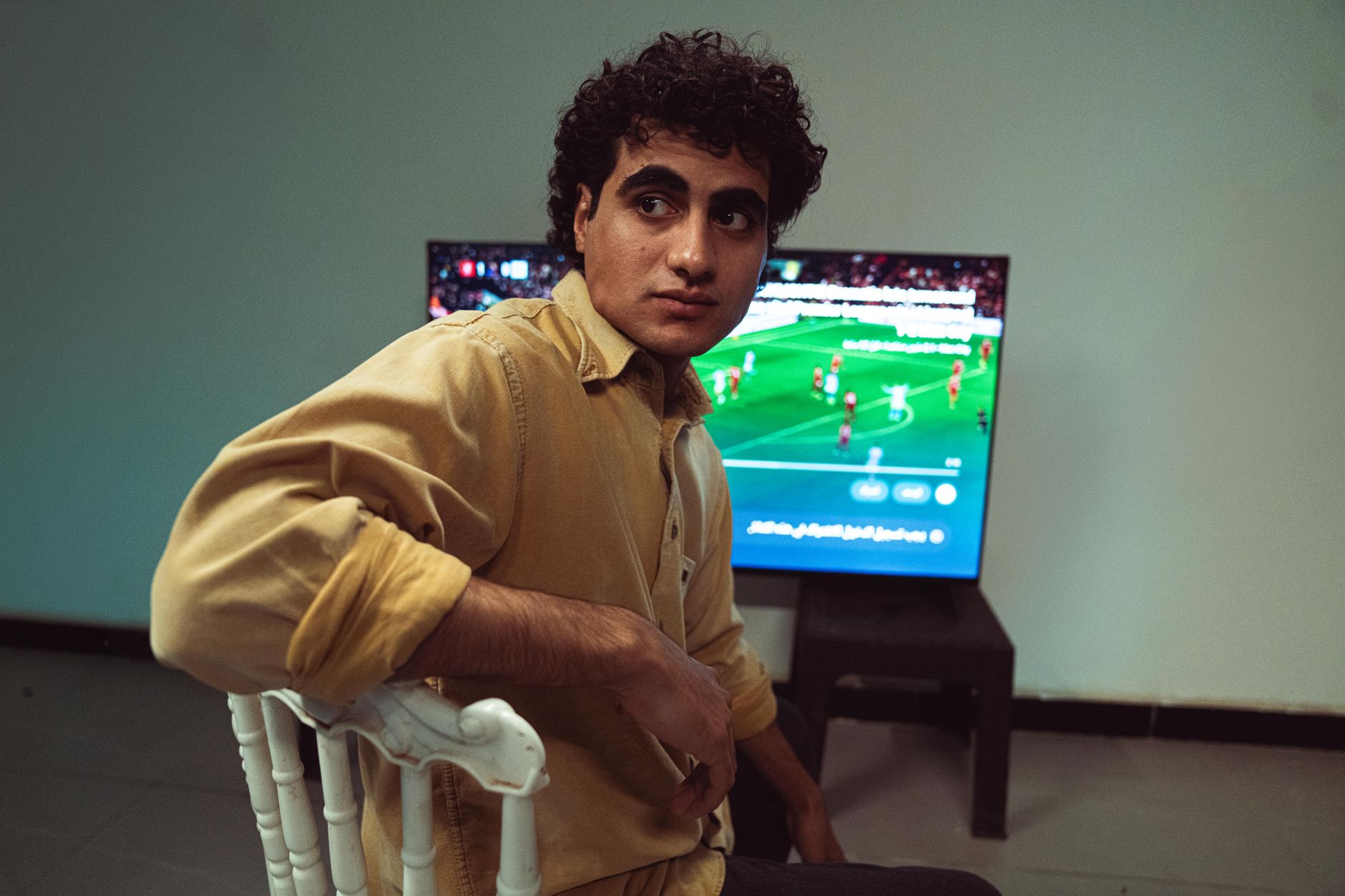 Assinante assiste a uma partida de futebol pela televisão