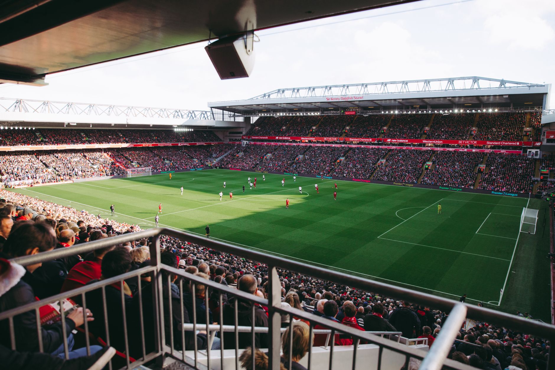 Estádio cheio durante uma partida de futebol