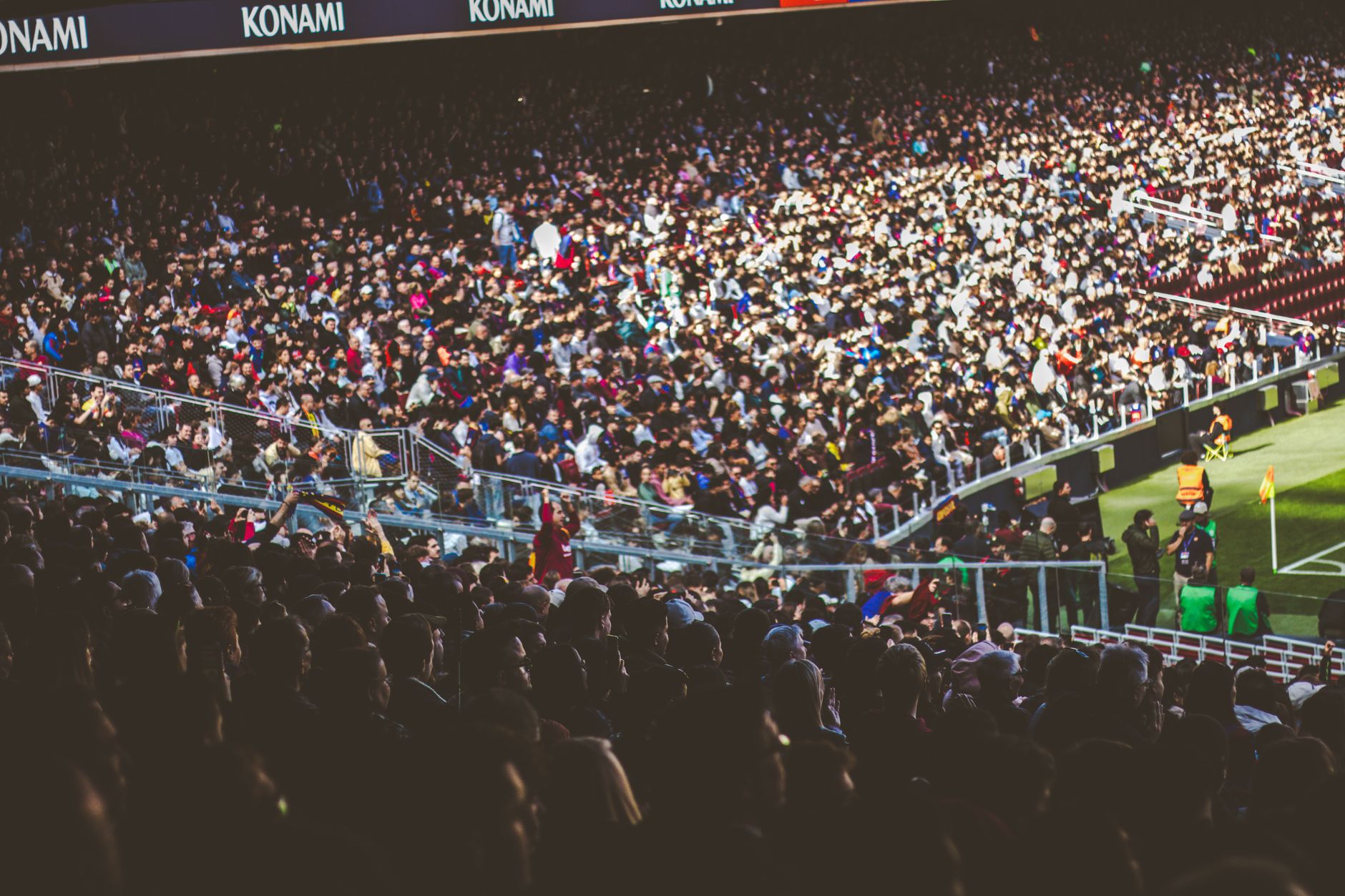 Torcida lota estádio em jogo de futebol