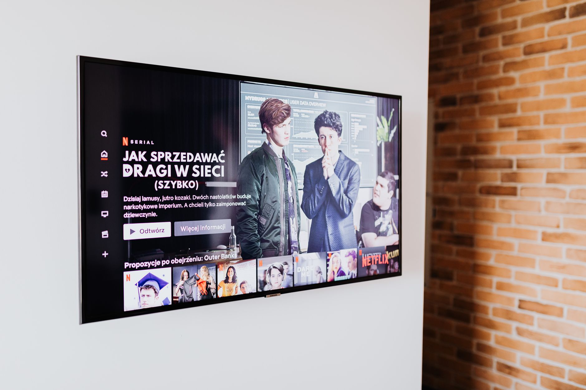 Smart TV usada para assistir aos planos da Netflix Smart TV exibe plataforma de streaming em uma sala