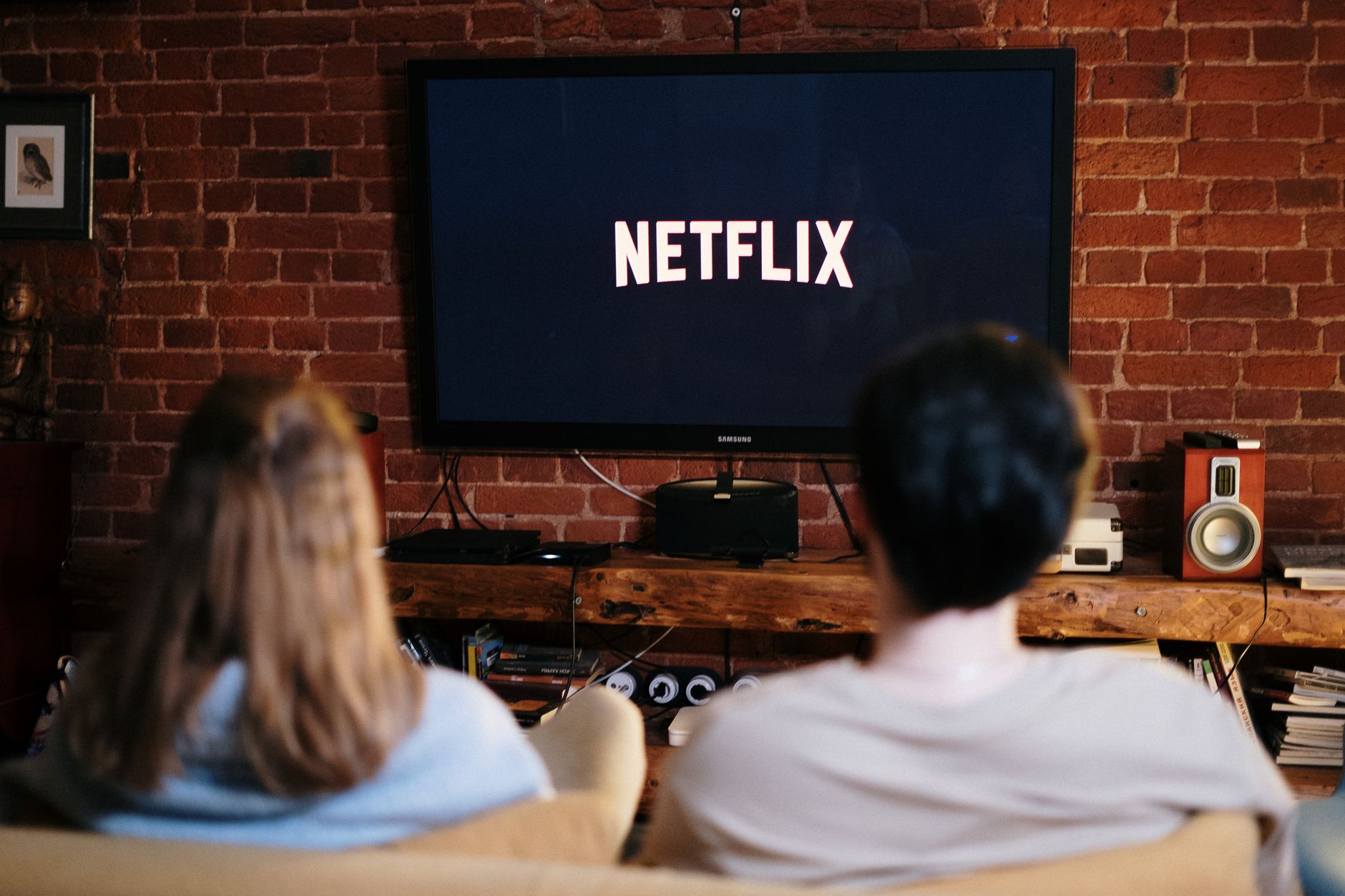 Casal compara o uso dos Netflix planos em casa Casal assiste à Netflix na televisão da sala
