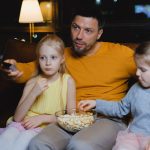 Família assiste à televisão após reajuste dos Netflix planos