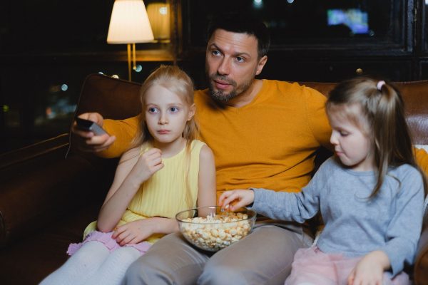 Família assiste à televisão após reajuste dos Netflix planos