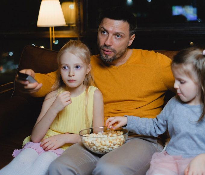 Família assiste à televisão após reajuste dos Netflix planos Família assiste à televisão após reajuste dos Netflix planos