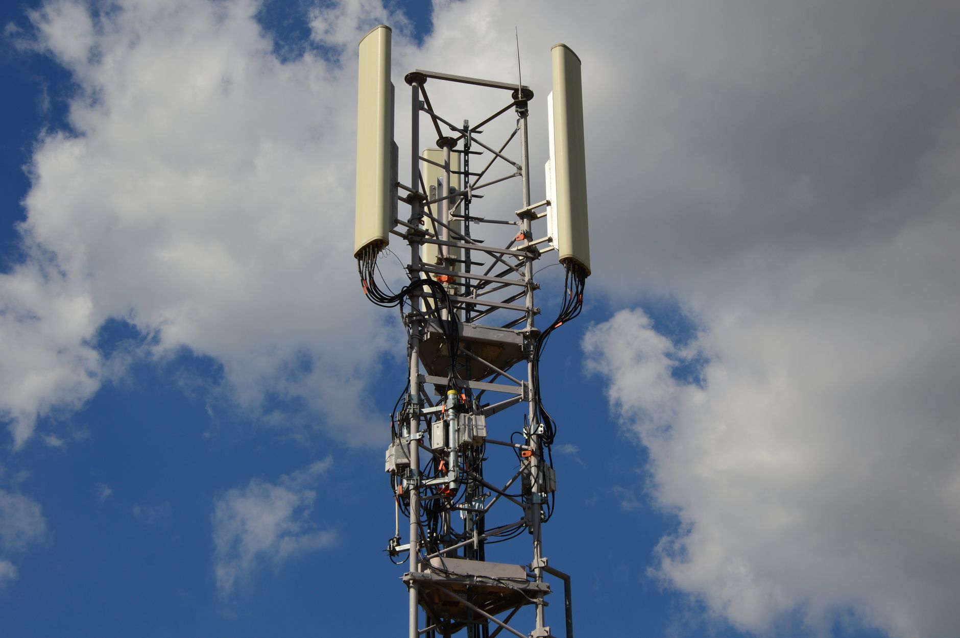 Infraestrutura móvel ligada ao desenvolvimento da primeira ligação 6G Torre de telefonia usada para ilustrar a primeira ligação 6G ao ar livre