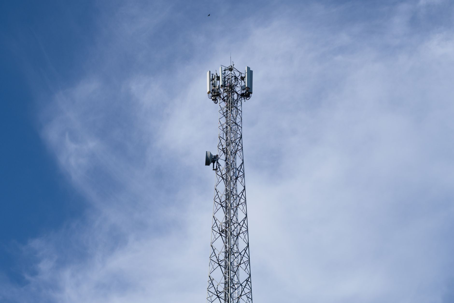 Evolução da infraestrutura de telecomunicações para o 6G Torre de comunicações representa a evolução do 5G para o 6G