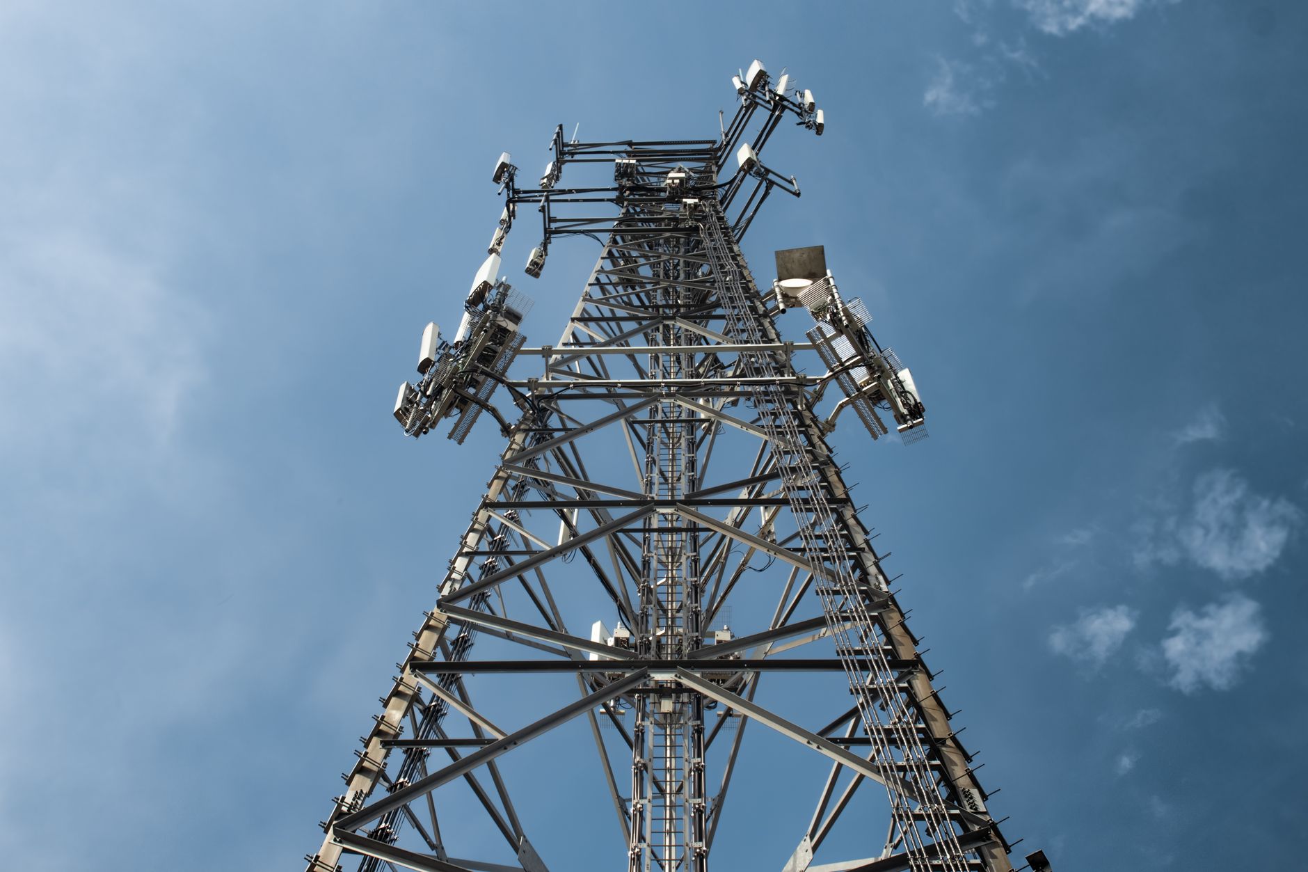 Cobertura móvel e o caminho para redes 6G comerciais Torre com múltiplas antenas ilustra a futura cobertura de rede 6G