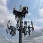 Torre moderna de telecomunicações ilustra a primeira ligação 6G ao ar livre